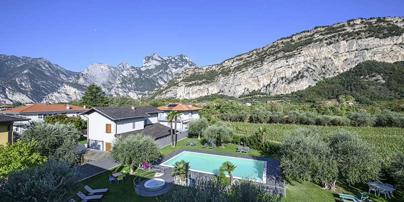 Park und Pool - Der Tag beginnt mit einem Blick auf die Berge Torbole sul Lago di Garda
