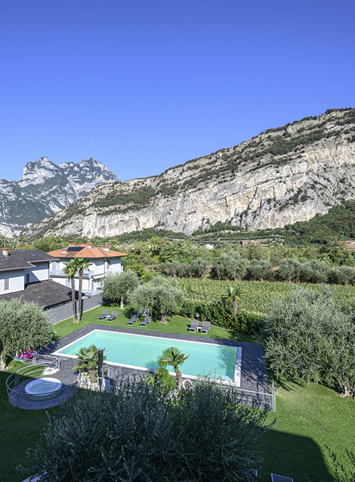 Park und Pool - Der Tag beginnt mit einem Blick auf die Berge Torbole sul Lago di Garda