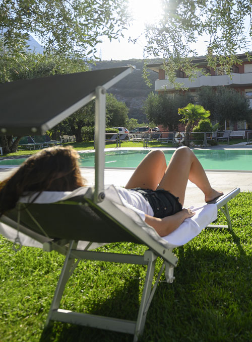 Il parco e la piscina - Relax nel verde a Torbole sul Garda