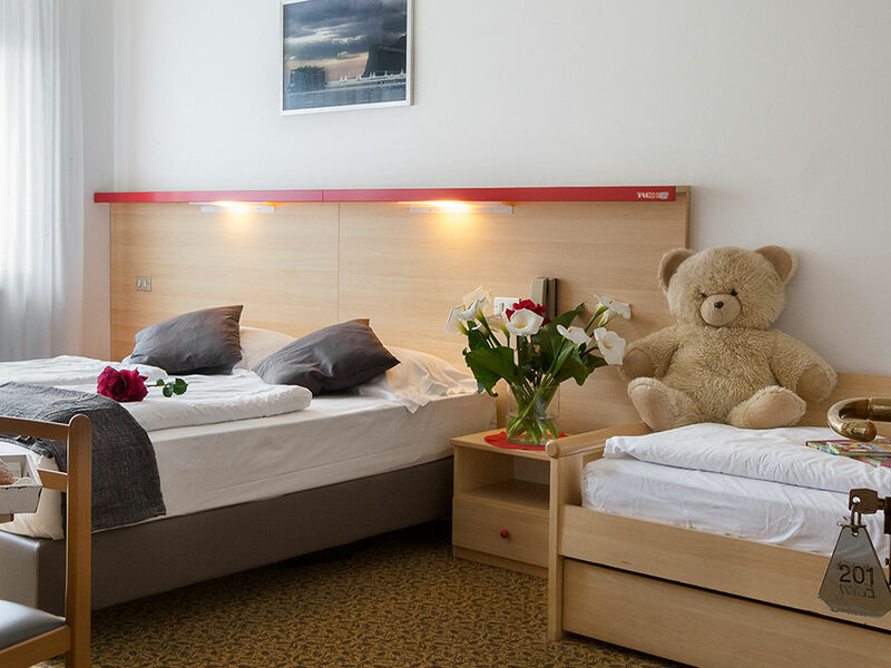 Family - Komfort für Erwachsene und Kinder: das Family Zimmer ist die perfekte Unterkunft für einen gemeinsamen Urlaub mit Ihren Lieben in Torbole am Gardasee.